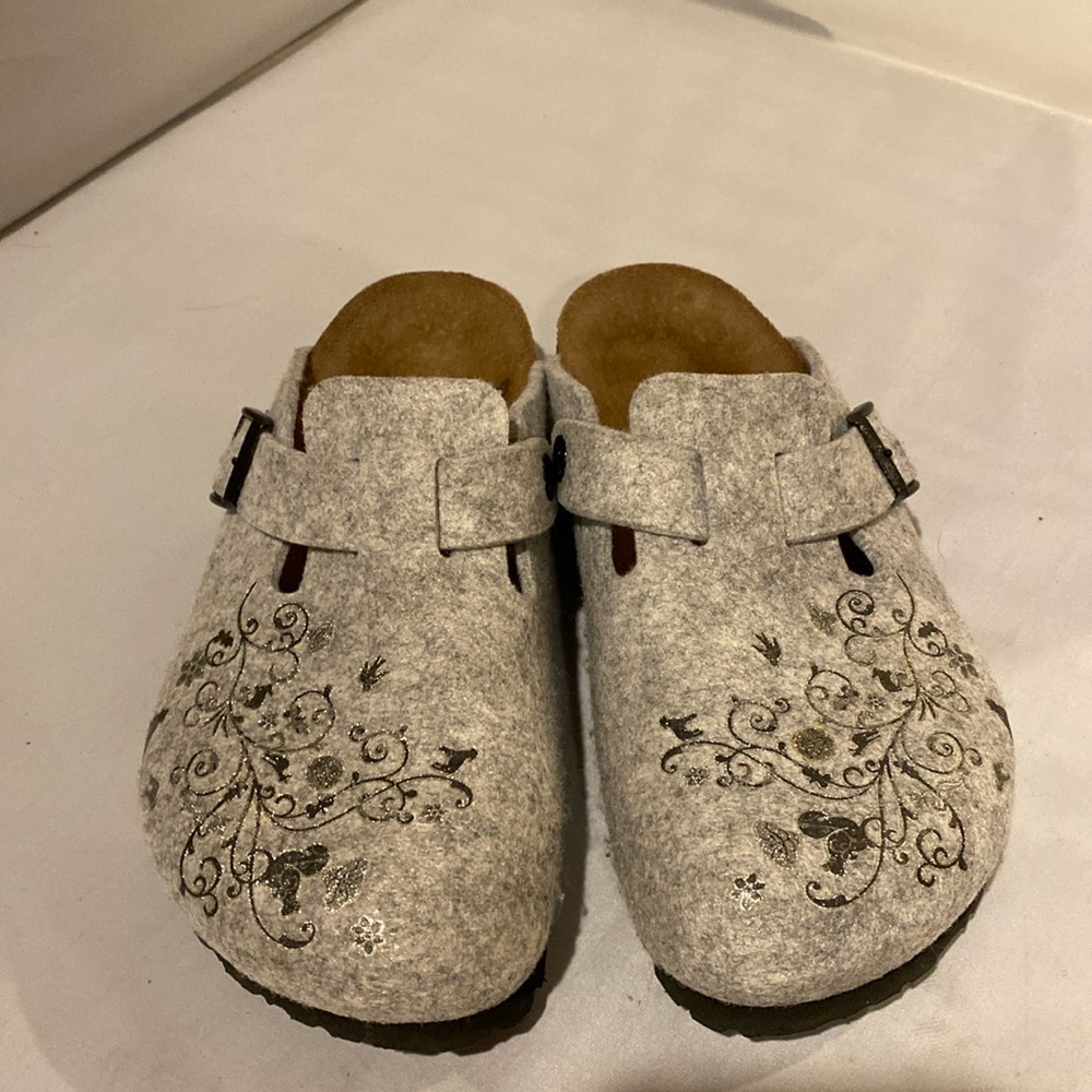 Women’s light tan/silver Papillio  Birkenstocks size 37 NWOT